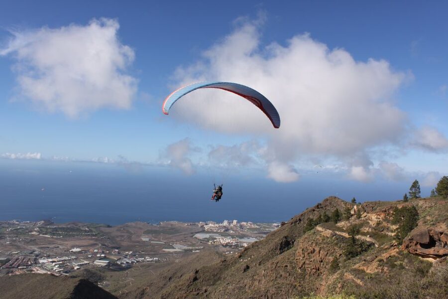 Costa Adeje: Tandem Paragliding Flight - The pilots and the human side of the outing