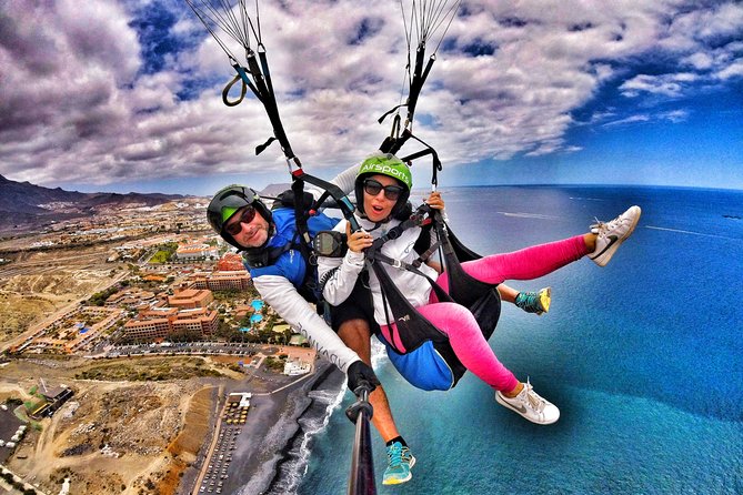 GOLD paragliding flight including videos/photos, t-shirt and a bottle of Cava - Cruising above Tenerife with your pilot