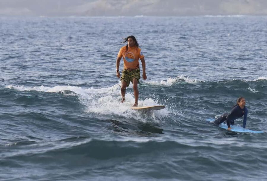 Las Américas: Inolvidable Private Surf Lesson Max 5persons - Getting ready with the right equipment