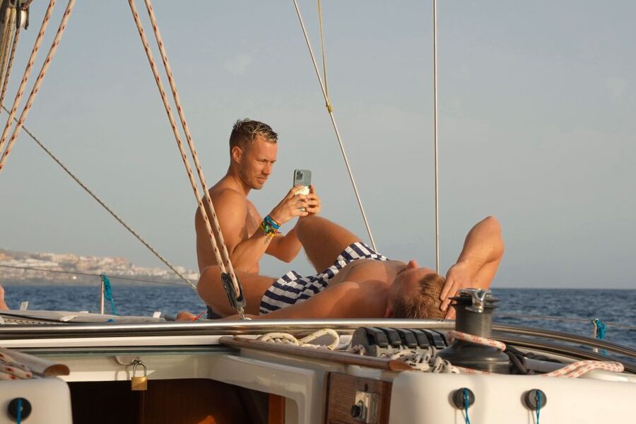 Los Gigantes: Sailing Excursion with Swimming, Drink & Tapas - Timing, languages, and practical planning
