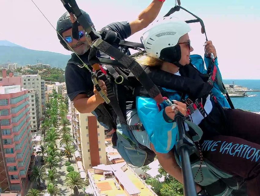 Paragliding in Puerto de la Cruz: start from 2200m high - The descent toward a beach landing