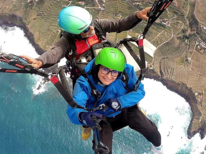 Paragliding in Puerto de la Cruz: start from 2200m high - The video option and phone rule