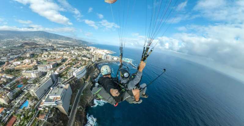Paragliding in Puerto de la Cruz - The safety talk and ride to takeoff