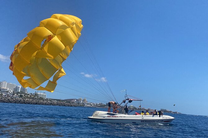Parasailing flights on the coast of Adeje in Tenerife - A calm crew and a confidence boost