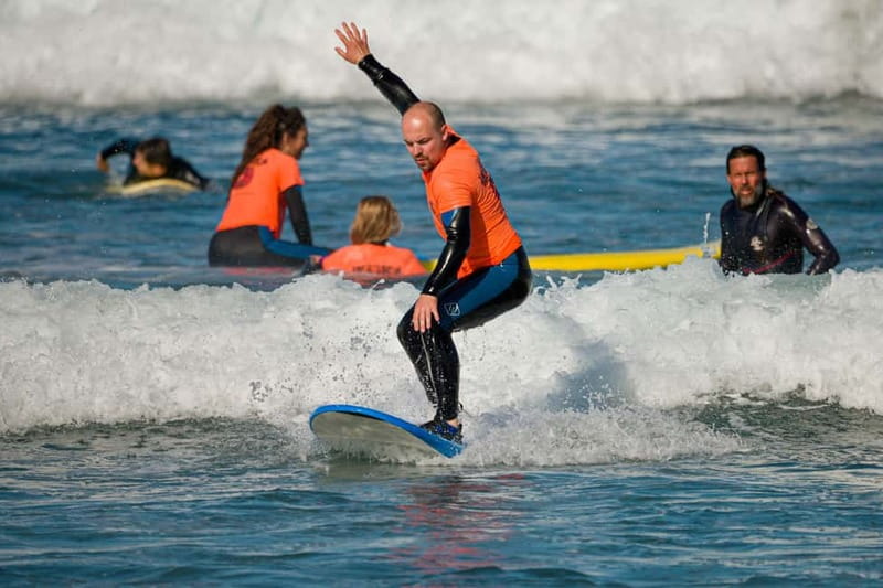 Playa de las Americas: lezione di surf con tutto incluso - Choosing equipment and getting ready