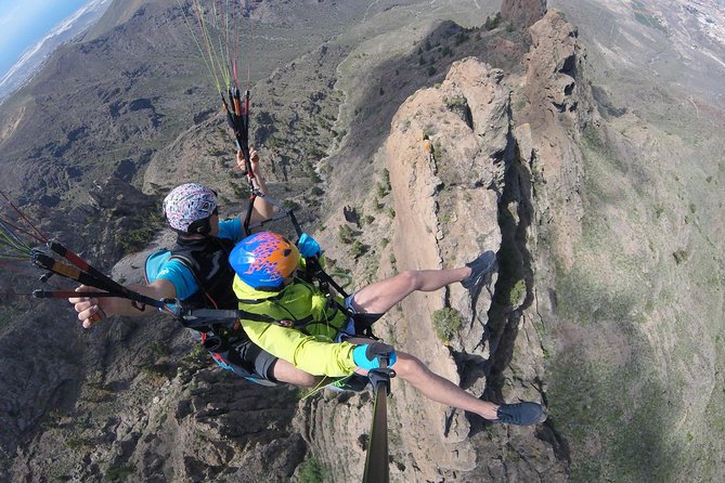 Premium Paragliding in Tenerife : Photos, videos and pickup included - Stunts, landing, and the level of excitement