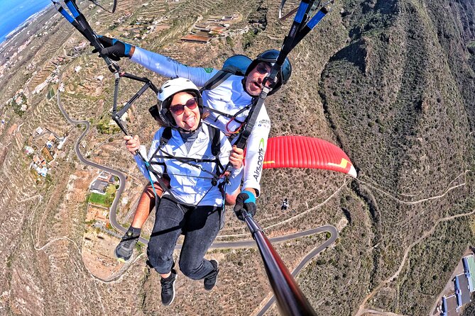 SILVER 1000m paragliding tandem flight above South Tenerife - Getting ready at the hillside launch point