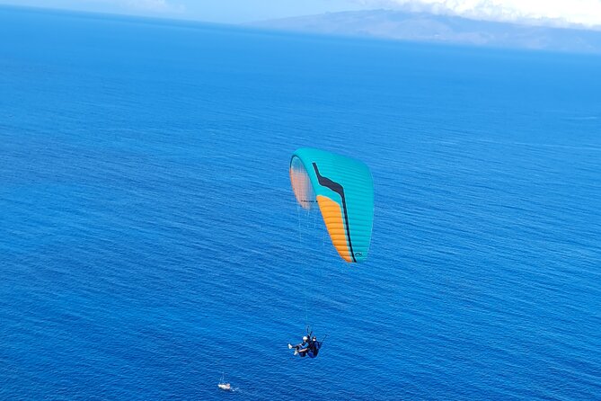 Tandem Paragliding Flight in Costa Adeje from 1100m - The pilots and the tone of the experience