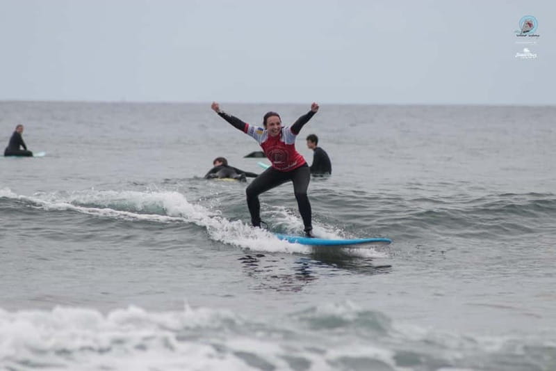 Tenerife : clases de surf para principiantes y intermedios - Getting suited up with the included equipment