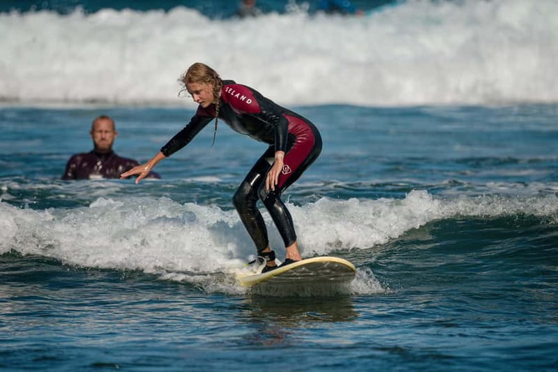 Tenerife : clases de surf para principiantes y intermedios - Moving into the water at Playa de Las Americas