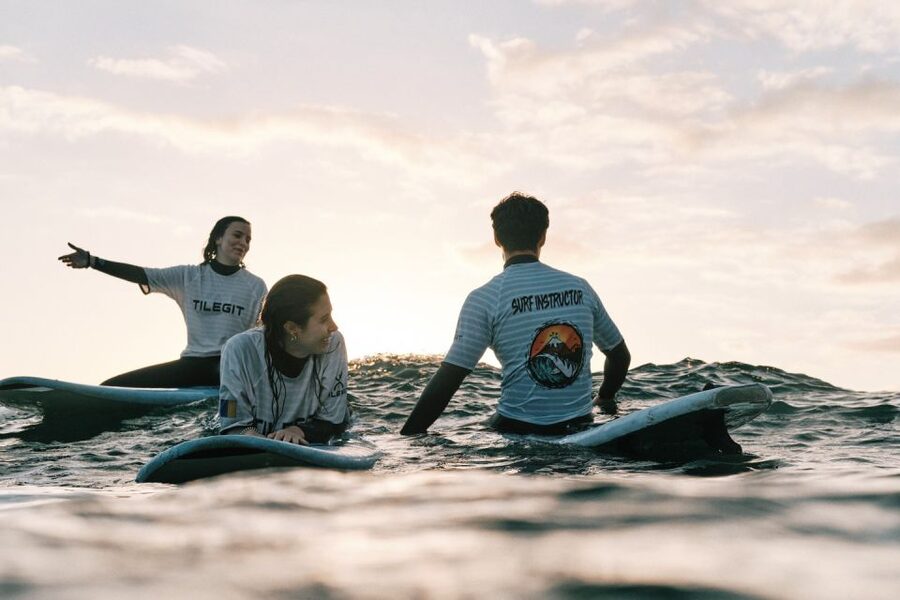 Tenerife: Group Surf Lesson catch your wave - Starting with Tilegit in Las Americas