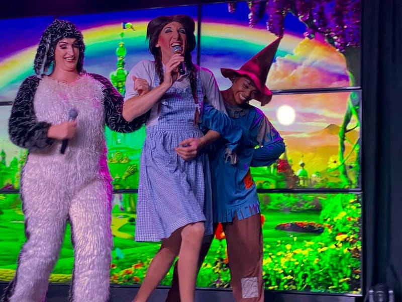 Tenerife: MHT - Music Hall Tavern Comedy Drag Dinner Show - Arriving at Music Hall Tavern