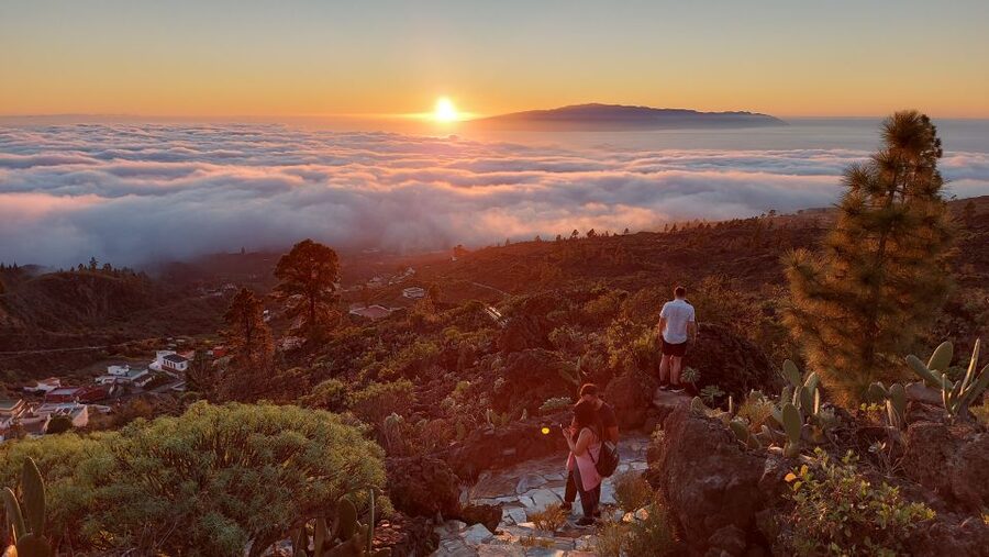Tenerife: Teide National Park Sunset & Stargazing Tour - Sunset above the clouds at the mountain viewpoint