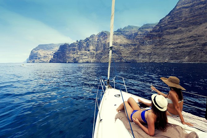Whales & Dolphins watching in exclusive sailboat - Why the small boat changes the day